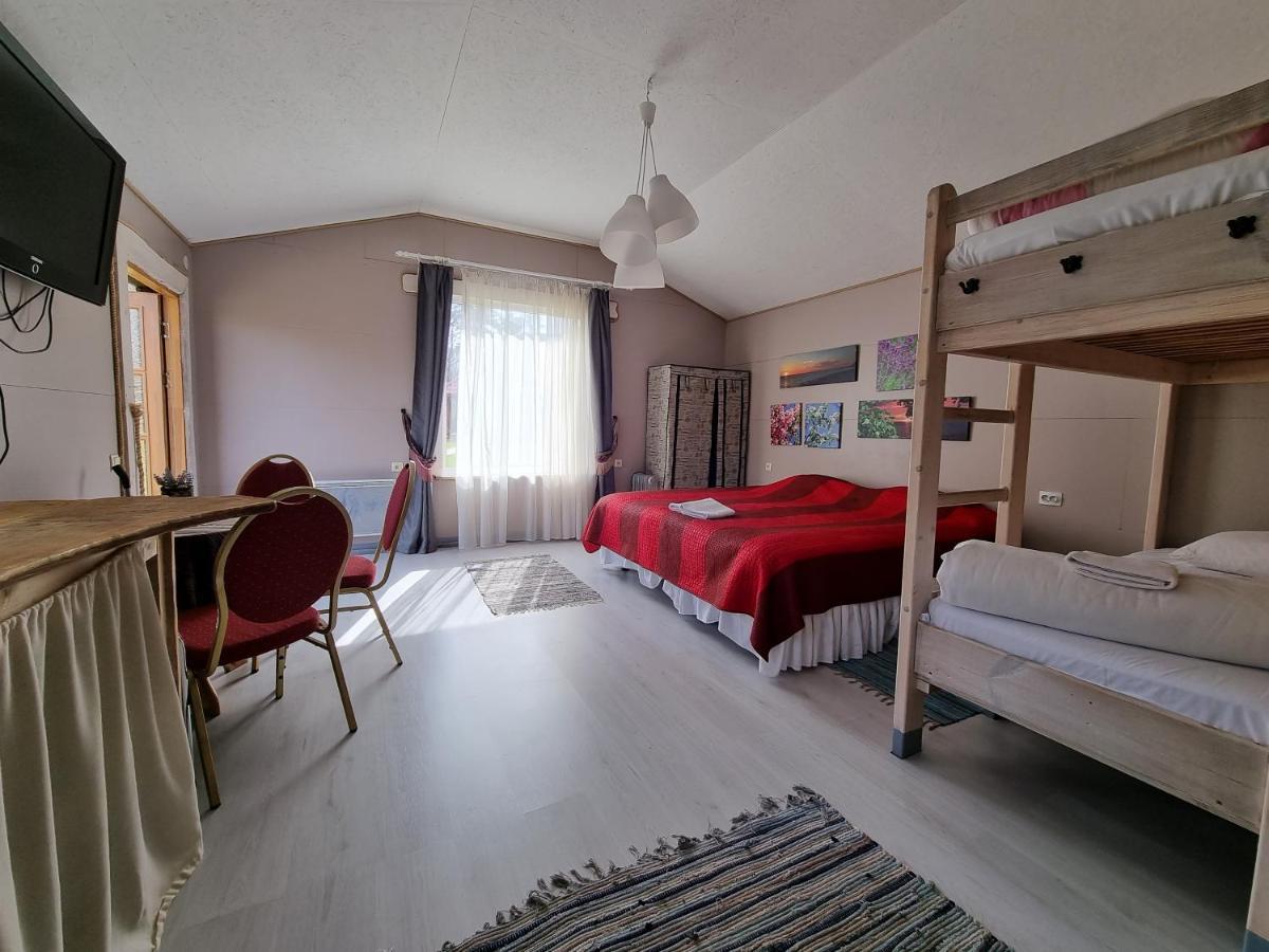 Hotel Viesu Nams Vecmuiza Tūja Exterior foto